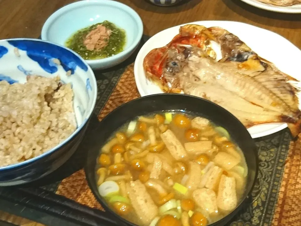 Snapdishの料理写真:めかぶ&金目鯛の開き&なめこの味噌汁|まぐろさん