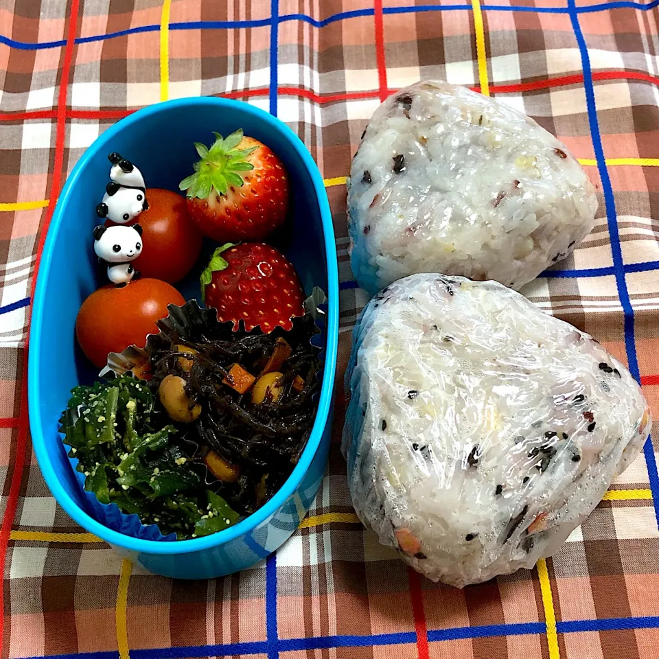 4/9
おにぎり🍙（昆布、たらこ）
ひじき大豆煮
わかめのきんぴら
ミニトマト🍅
いちご🍓

 #朝寝坊💦|aichanさん