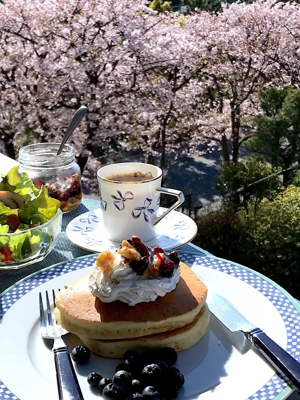 さくら満開ピーク過ぎたかな⁉️
それでもベランダ投稿 パンケーキ🥞|シュトママさん