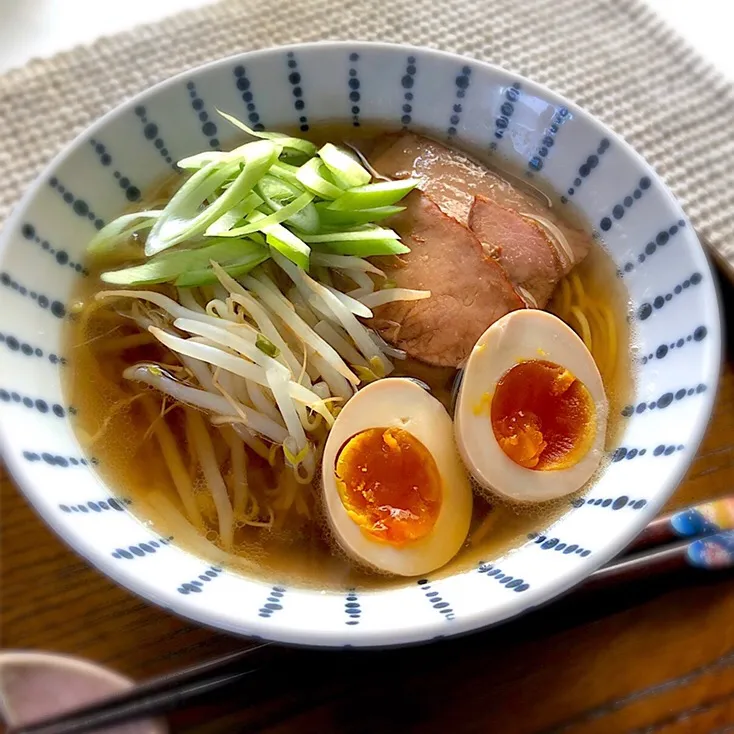 低糖質麺デリカーボでお醤油ラーメン朝ごはん🍜
煮卵、焼豚、茹でもやし、おねぎの鉄板トッピング😋|あしゃぱんさん