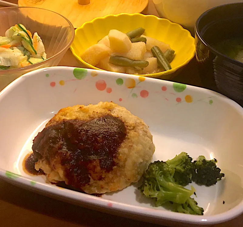 アル中病棟の晩ごはん⭐️⭐️🔆
ごはん🍚  みそ汁（しめじ🍄） チーズ入りハンバーグ  白菜サラダ  長芋の煮付|ぽんたさん