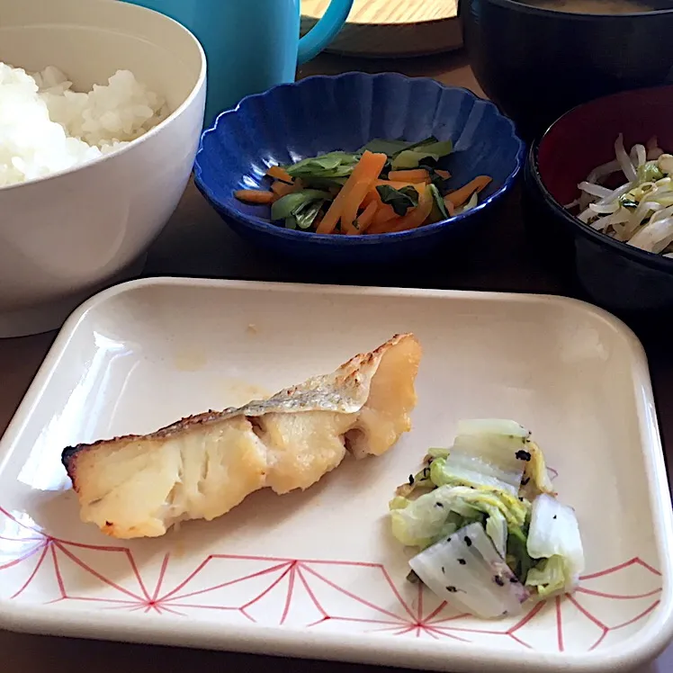 アル中病棟の朝ごはん☀️🔆🔆83日目
ごはん🍚  みそ汁（生揚げ）  魚の西京焼き🐟  華風あえ  わさび和え|ぽんたさん