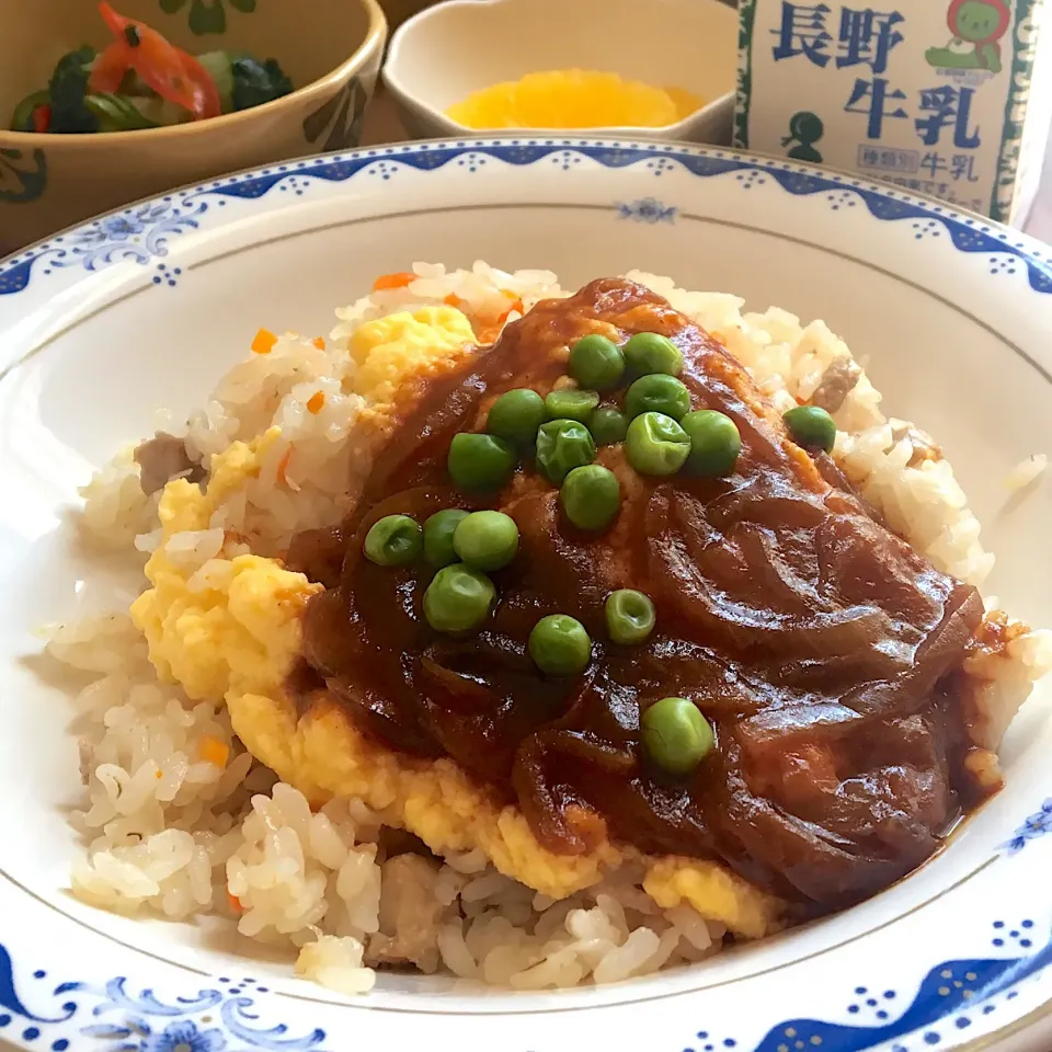 アル中病棟の昼ごはん☀️☀️☀️
オムライスデミグラスソースかけ🍳🍚 
和風サラダ  パイナップル🍍  牛乳🥛|ぽんたさん