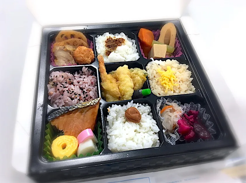 研修初日の昼食のお弁当 〜 松花堂型のお弁当。色々入っていて嬉しい😃|リフルシャッフルさん