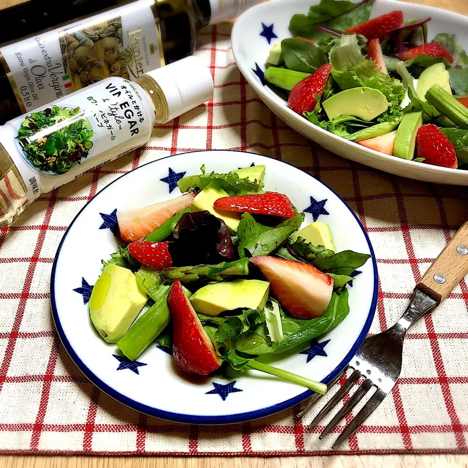 Snapdishの料理写真:苺の春サラダ🍓🥗  #ビネガー＆オイル  #ビネガースタイル #ビタミンたっぷり #フルーツサラダ|きいこさん