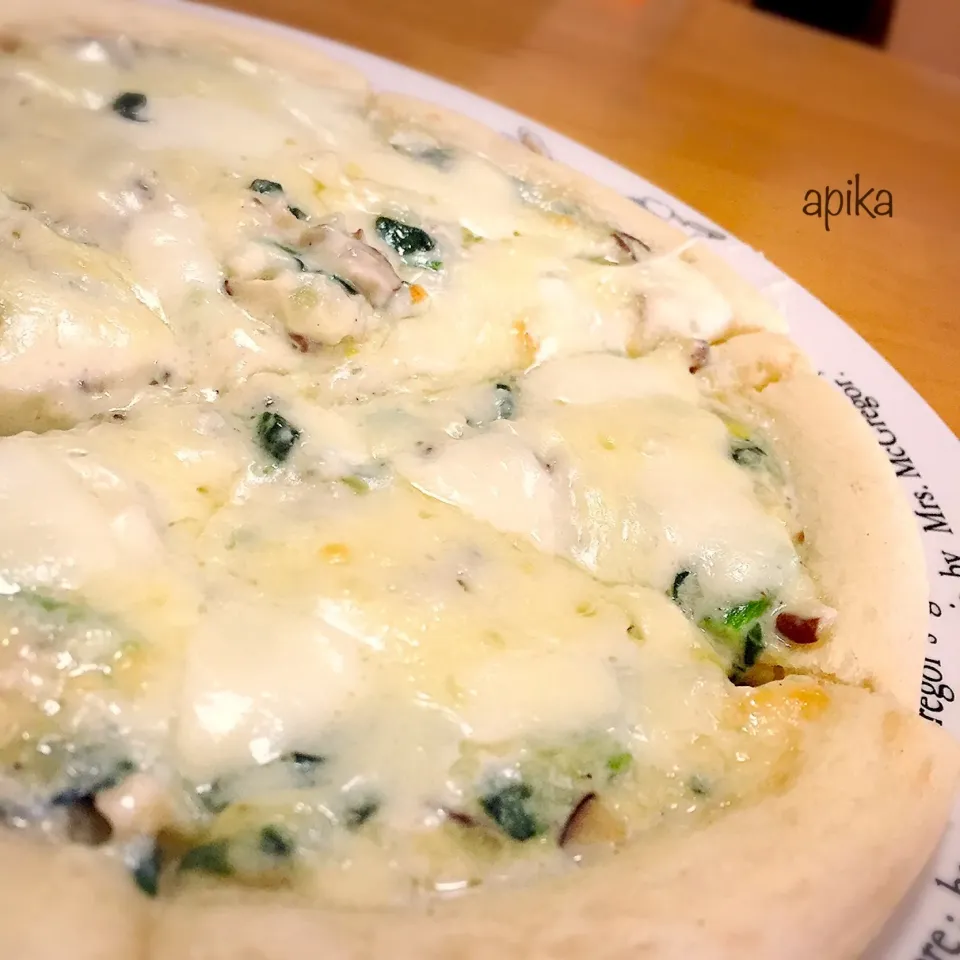 真っ白なピザ🍕|あぴかさん