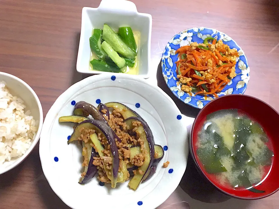 麻婆茄子 じゃがいもとワカメの味噌汁 人参と卵の炒め物 叩ききゅうりの酢の物|おさむん17さん