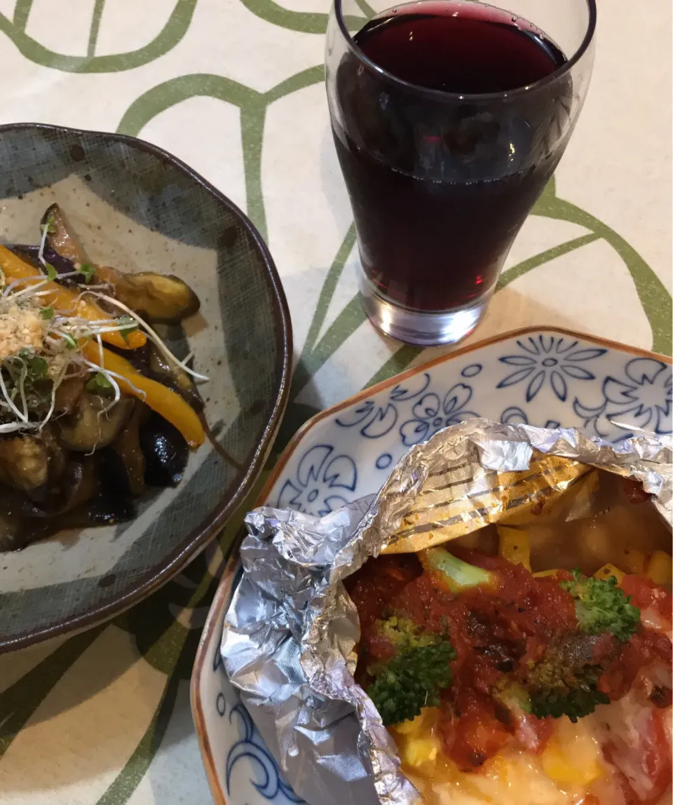 鱈のトマトチーズホイル焼きと茄子とパプリカ、豚バラ肉の麻婆炒め💕|てるみさん