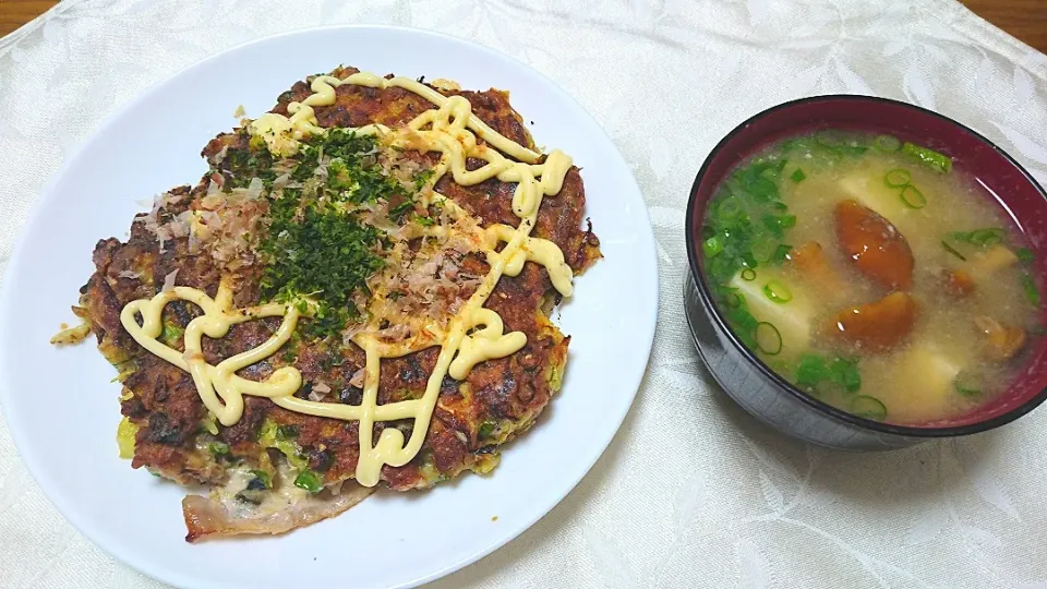 サバ缶を使ったお好み焼きと
トロトロなめこ汁|卯月さん