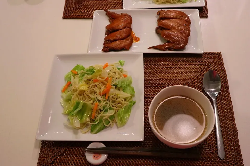 今日の夕食 塩焼きそば、名古屋土産の手羽先、わかめスープ|pinknari🐰🌈さん