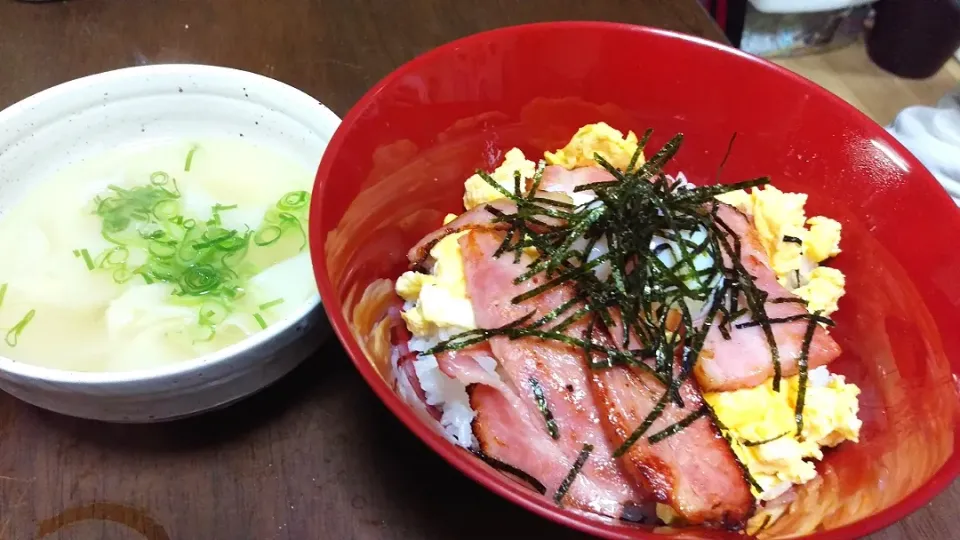 ベーコンエッグ丼♪
ブロックベーコンを使ってます。
切り方で厚みがランダムになって美味しさをそそります。

塩分少な目なベーコンであれば食べる直前に醤油を少したらせば、また美味しいですね。(塩分のあるベーコンだと塩辛くなるので味見てからかけます。)
ご飯→いりたまご→ベーコン→温玉→きざみのり|さよさん