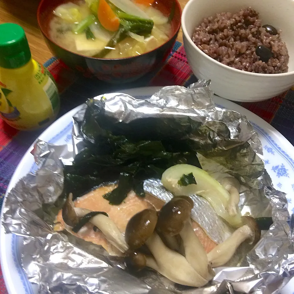 2019/04/09 鮭のホイル焼き、豆腐&野菜いっぱいスープ、黒豆玄米ごはん|kykyさん