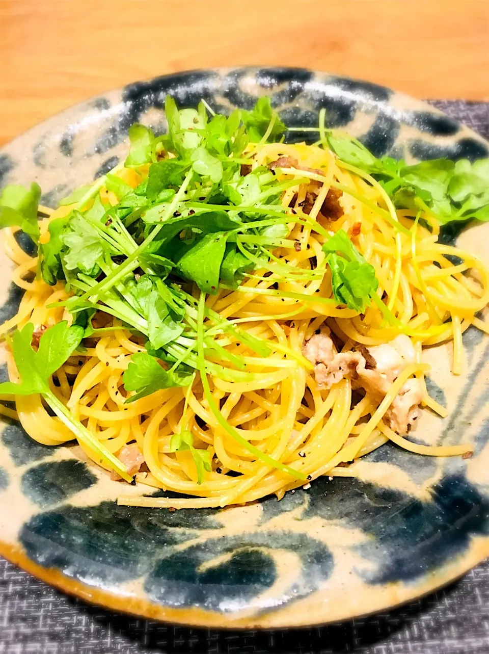 アンチョビと豚肉のペペロンチーノ✨
上に乗っているのは…|ミッチ☆ママさん