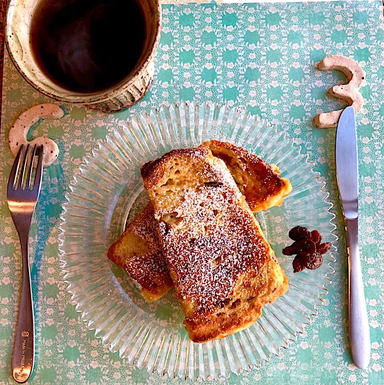 Snapdishの料理写真:レーズンパンのフレンチトースト(๑˃̵ᴗ˂̵)✨|harinezumi358さん