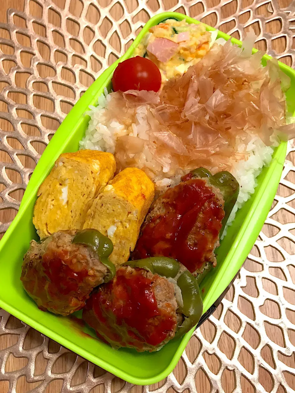 Snapdishの料理写真:2019.4.10 高校生ピーマンの肉詰め弁当〜🤗|mari-pさん