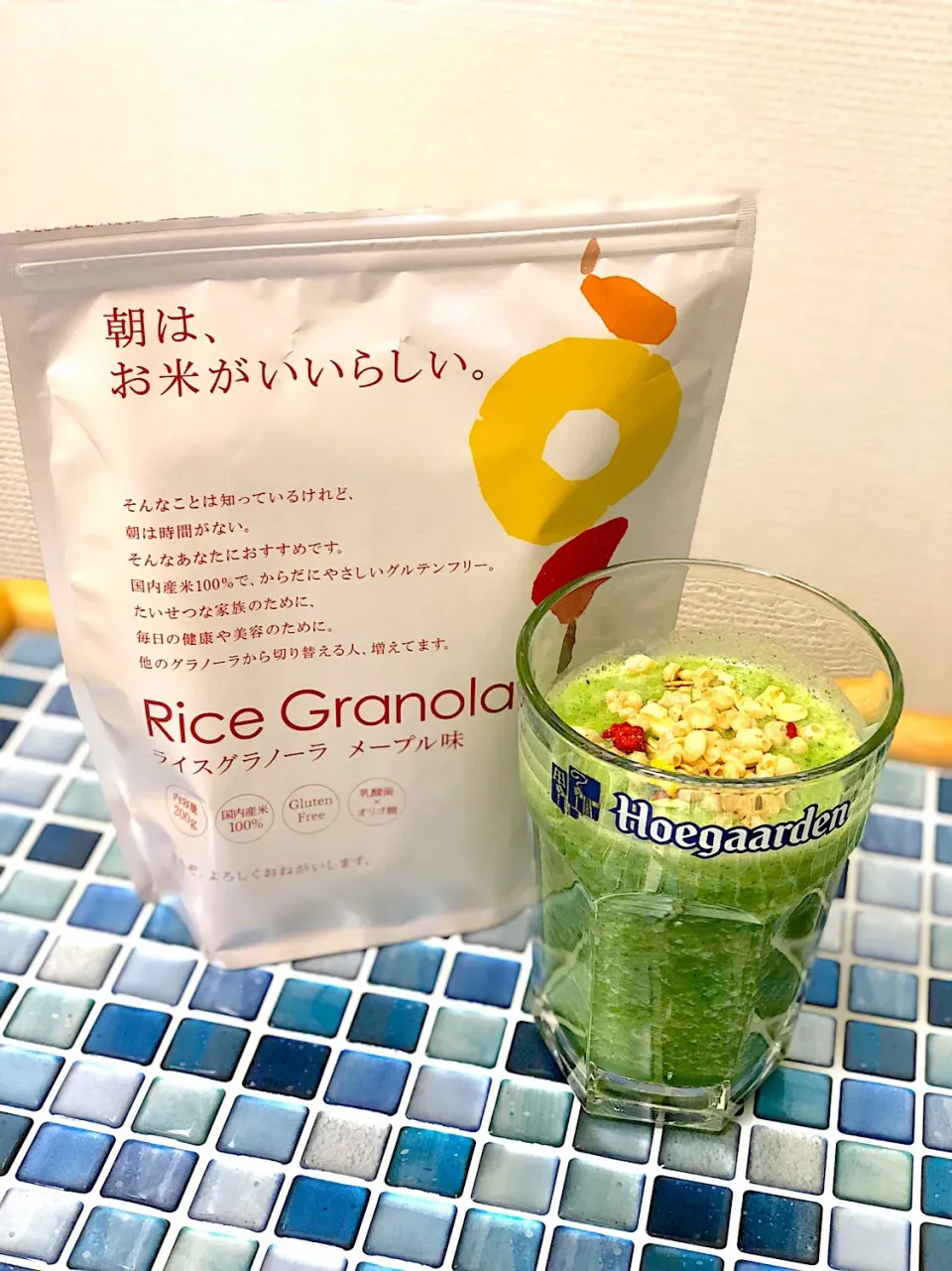 いつものスムージー🍍🍌🥒🥬🍋にライスグラノーラをトッピング💕食感が楽しい|ばんさん