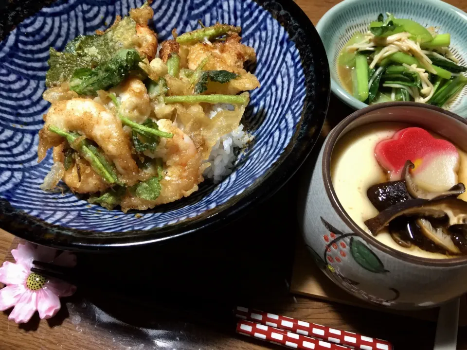 Snapdishの料理写真:三つ葉と海老のかき揚げ丼|keikoさん