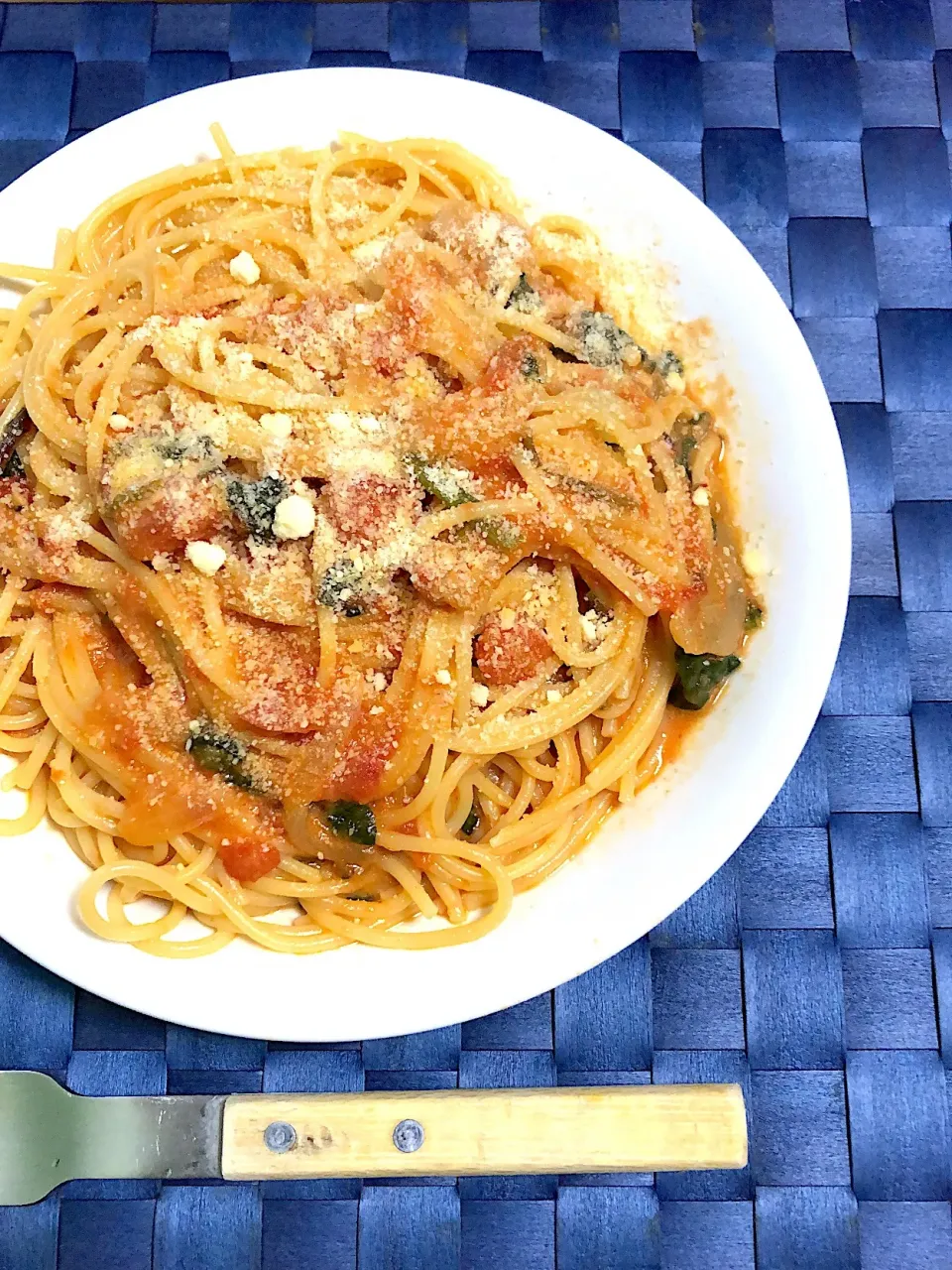 Snapdishの料理写真:鶏モモとほうれん草のチーズトマトパスタ|kazさん