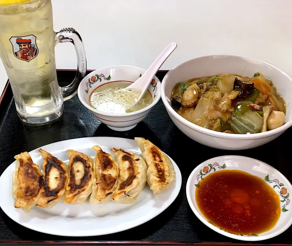 Snapdishの料理写真:久々のマイ定番メニュー
・餃子・中華丼・ハイボール
・餃子の王将ランチ|mottomoさん