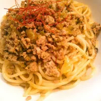 Snapdishの料理写真:からあげビールさんのピリ辛高菜そぼろでパスタも作っちゃった♪*ﾟ|OBENTOさん