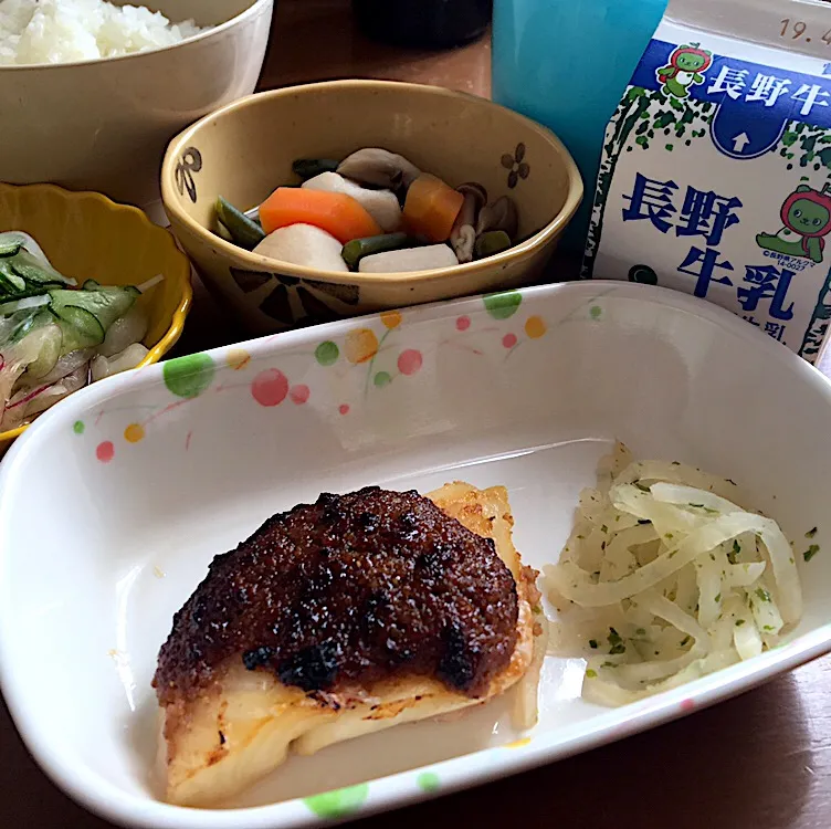 アル中病棟の昼ごはん☀️☀️☀️
ごはん🍚  カレイの香り味噌焼(ﾟ-ﾟﾐэ)Э  里芋の煮付  新玉ねぎの甘酢あえ  牛乳🥛|ぽんたさん