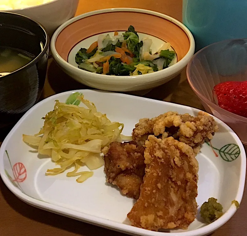 アル中病棟の晩ごはん⭐️⭐️🔆
ごはん🍚  豆腐スープ  鳥の唐揚げ((ε( ｰөｰ)໒꒱· ﾟ
辛子あえ  いちご🍓|ぽんたさん