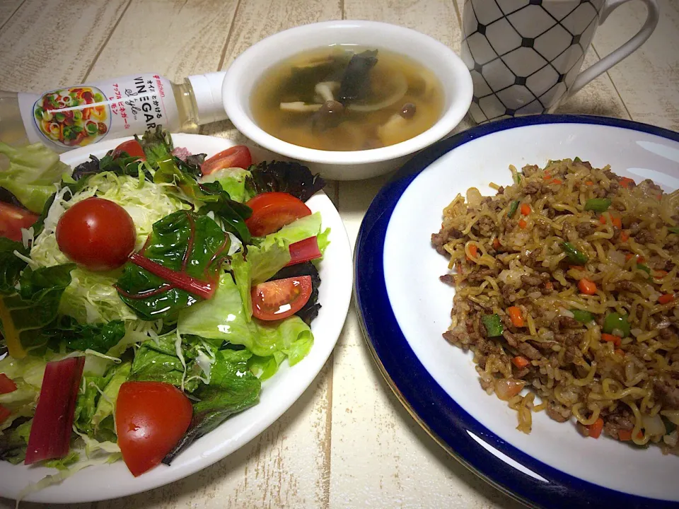 今日の男飯(*･ω･)
＊そばメシ&＊5色アップルビネガーサラダ&＊寒いからコンソメスープ...♪*ﾟ|ひーちゃんさん