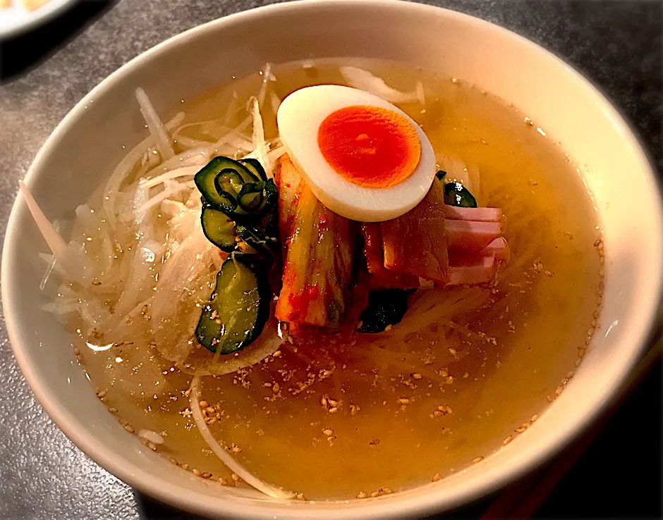 Snapdishの料理写真:今日は⛄️寒いからこそ冷麺を頂く🍜外気との温度差が無い食べ物…やっぱり体は冷えますわね🤣|にゃあ（芸名）さん