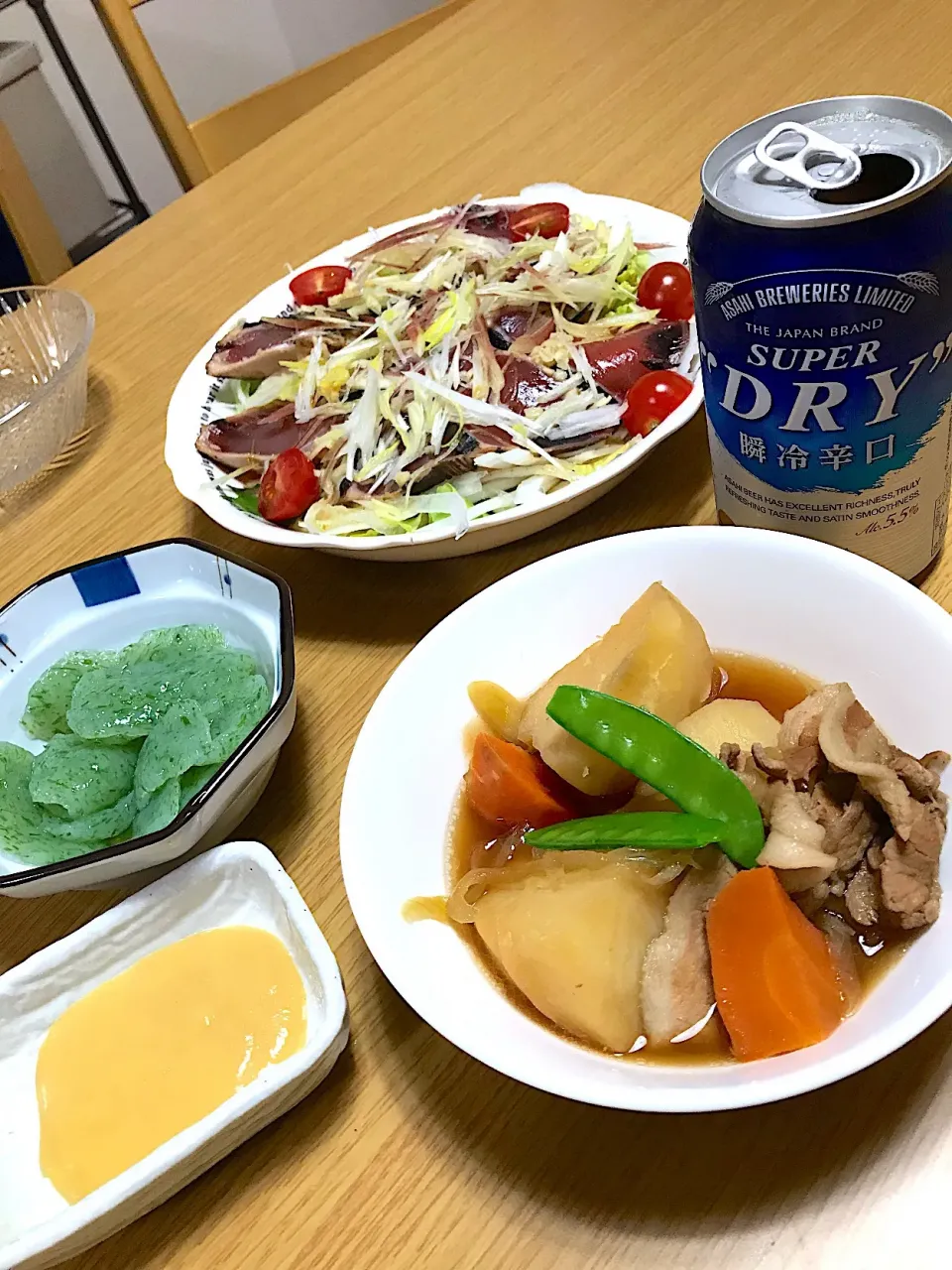 酒飲み共働き新婚夫婦の夕飯#肉じゃが #かつおのたたきサラダ #さしみこんにゃく 残業で帰宅遅く作り置き肉じゃがをチン|共働き営業ウーマンの酒飲みご飯さん