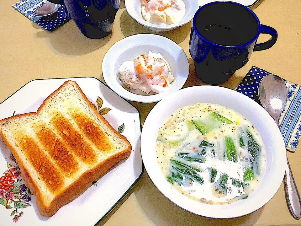 Snapdishの料理写真:4／10朝食  #朝ごはん 
•トースト •小松菜玉ねぎひき肉のミルクスープ •フルーツヨーグルト •コーヒー|おさんどんさん