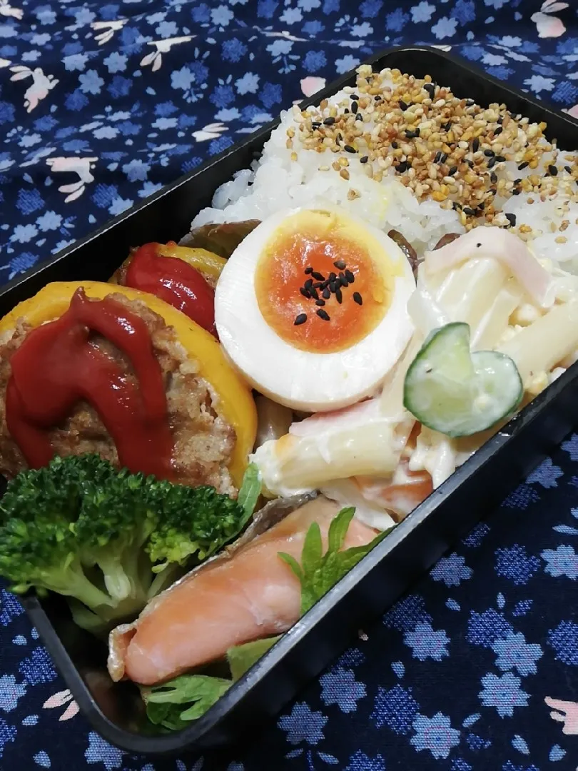 2019/4/11
パプリカの肉詰めとマカロニサラダ
　弁当🍱|たえさん