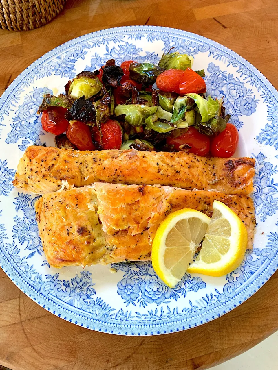 Snapdishの料理写真:Baked Salmon and veggies (roasted brussels sprouts & grape tomatoes)  #bakedsalmon|🌺IAnneさん