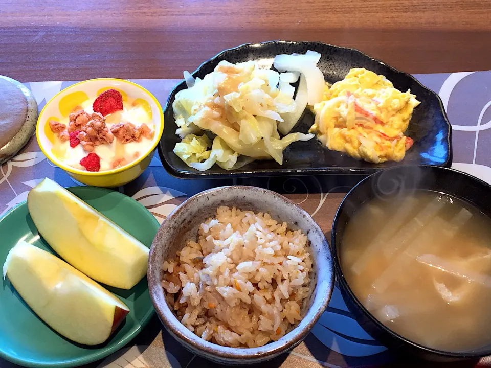 朝ごはん
カニカマ入り卵焼き、茹でキャベツ、大根ゆず漬け、炊き込みご飯、大根と揚げの味噌汁、サンふじ、シリアル添えヨーグルト|かよちゃんさん