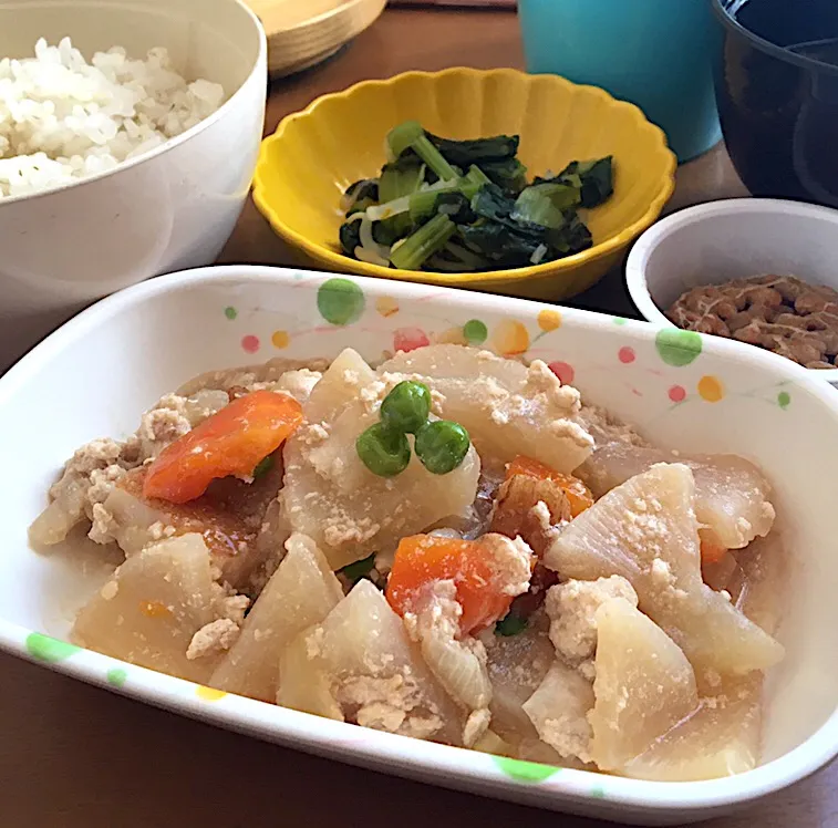 アル中病棟の朝ごはん☀️☀️☀️退院の朝（85日目）あと残すは昼食のみ！
麦ごはん🍚   みそ汁（わかめ） 大根のそぼろ煮  納豆  のり酢和え|ぽんたさん