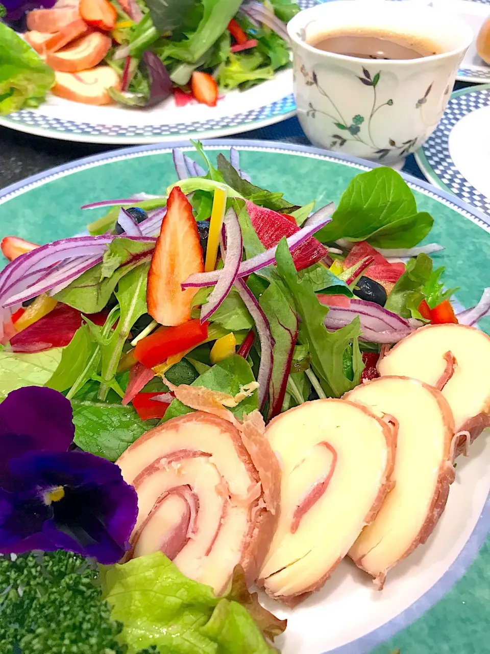 プロシュートパニーノでサラダ🥗|シュトママさん