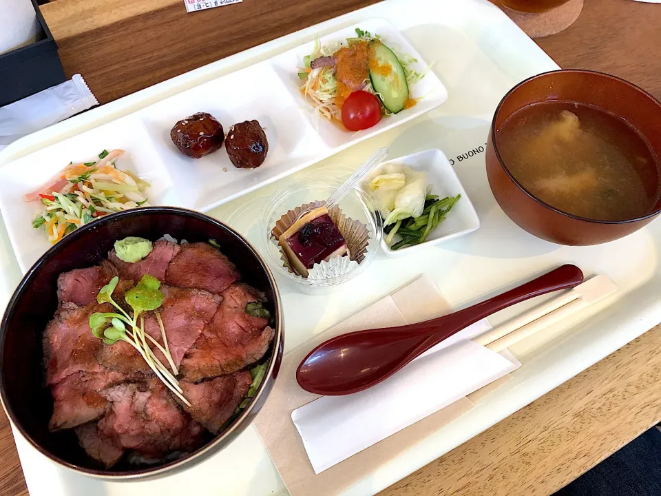 ローストビーフ丼定食|桃果🥀さん