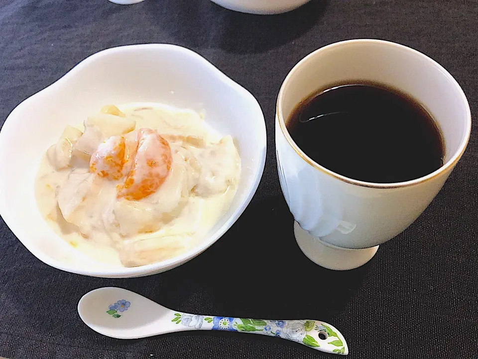 Snapdishの料理写真:4／11朝食  #朝ごはん 
•フルーツヨーグルト •コーヒー|おさんどんさん