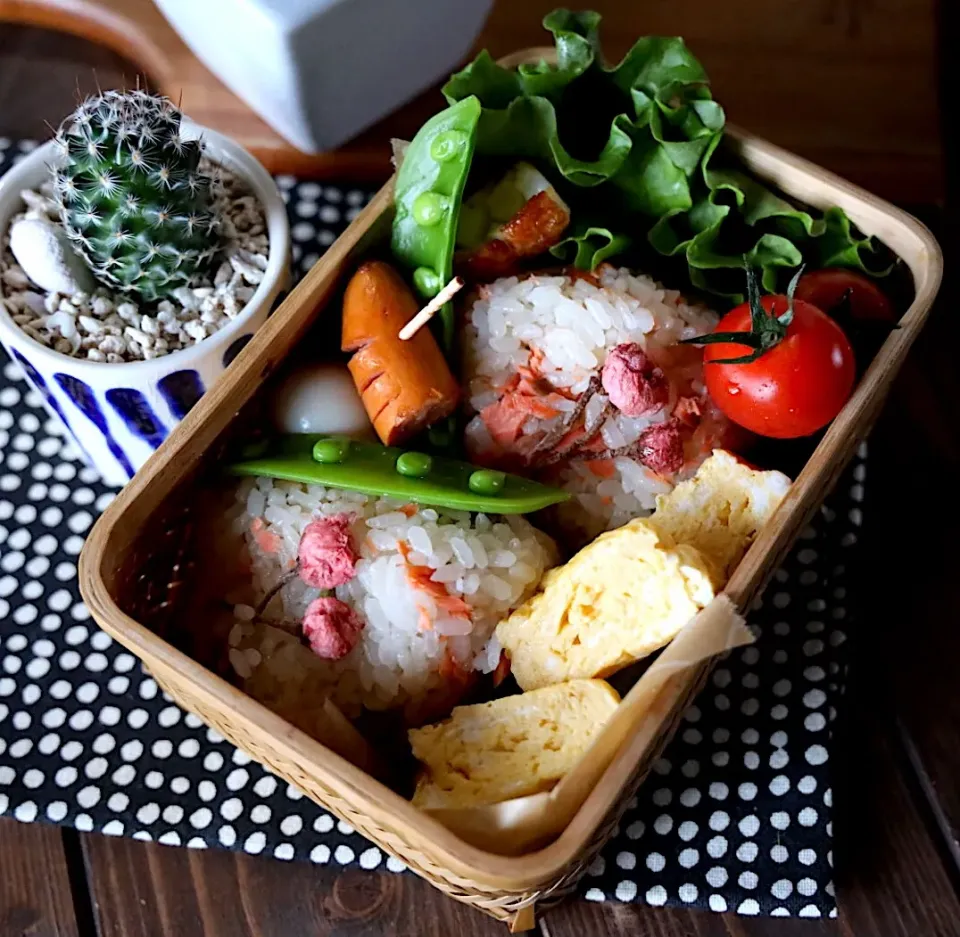 鮭とグリンピースご飯の桜おにぎり弁当|かおりん✴︎❤︎さん