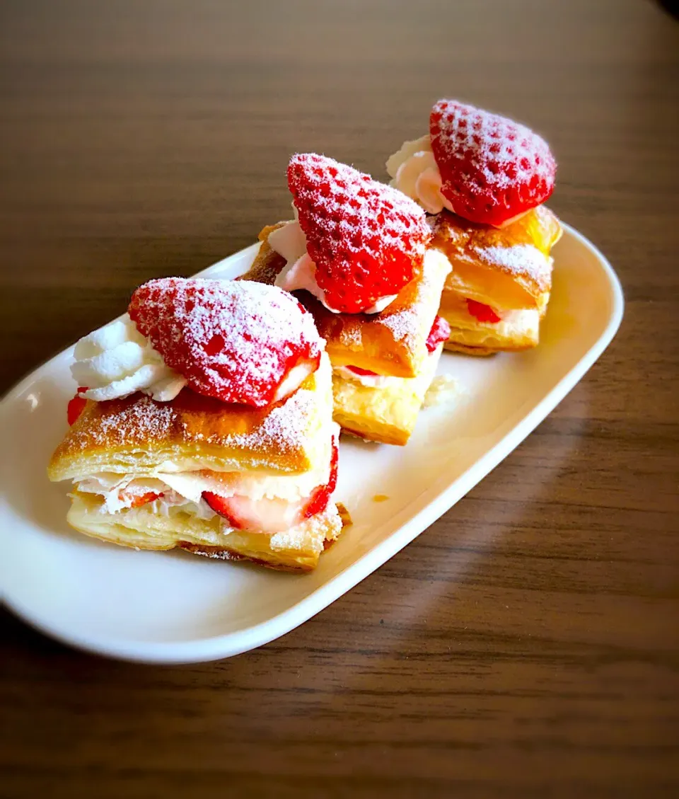 15時のおやつに〜🎶
焼いたパイに🍓と生クリームで♪|Rakiaさん