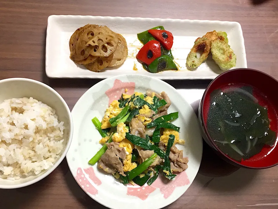 Snapdishの料理写真:ニラと豚肉の卵炒め ワカメ中華スープ 揚げないちくわの磯辺揚げ 焼きパプリカ れんこんのソースきんぴら|おさむん17さん