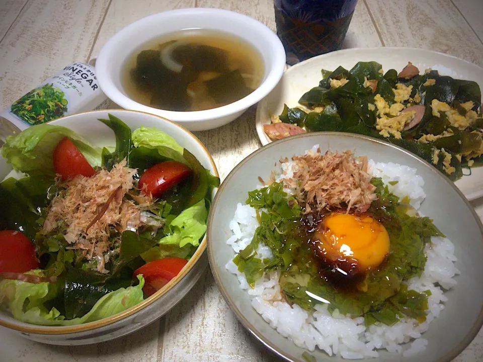 Snapdishの料理写真:今日の男飯(*･ω･)・生わかめとネバネバめかぶのサラダ&・生わかめと卵の胡麻油炒め&ネバネバめかぶ丼&コンソメスープ( ˙꒳˙ᐢ )ｳｨｯ|ひーちゃんさん