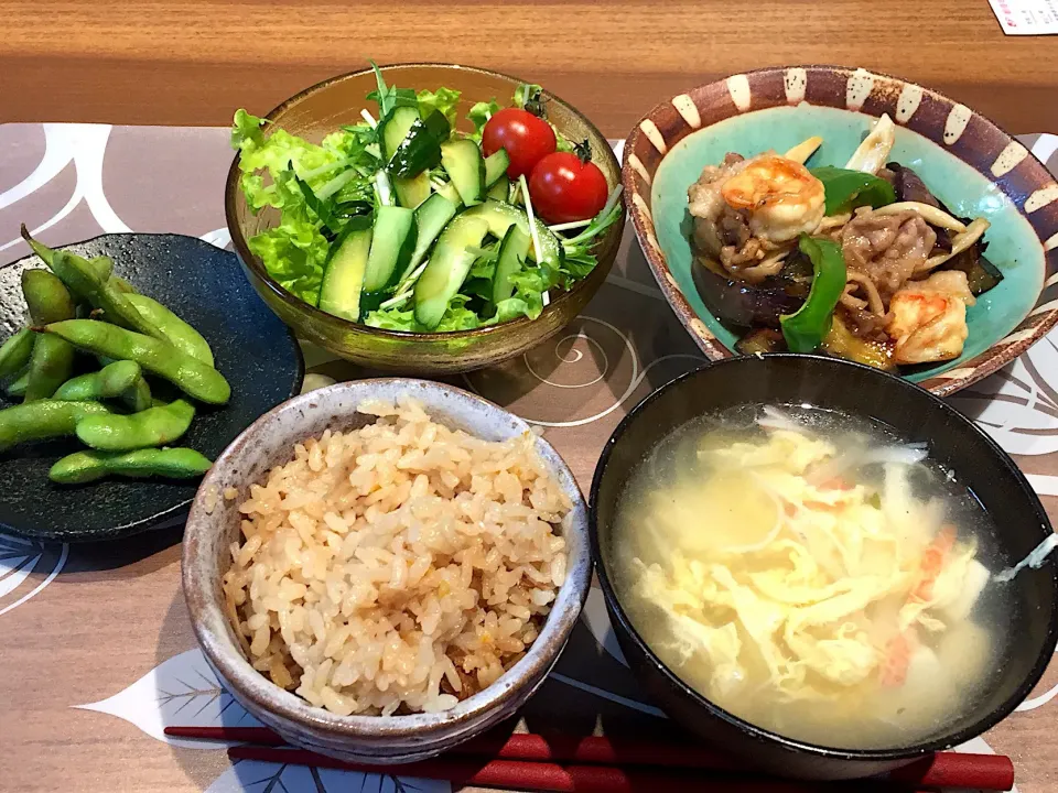 晩御飯
エビと豚肉となすとピーマンとしめじの炒め物、サラダ、炊き込みご飯、カニカマと玉ねぎと豆腐の卵スープ、枝豆|かよちゃんさん