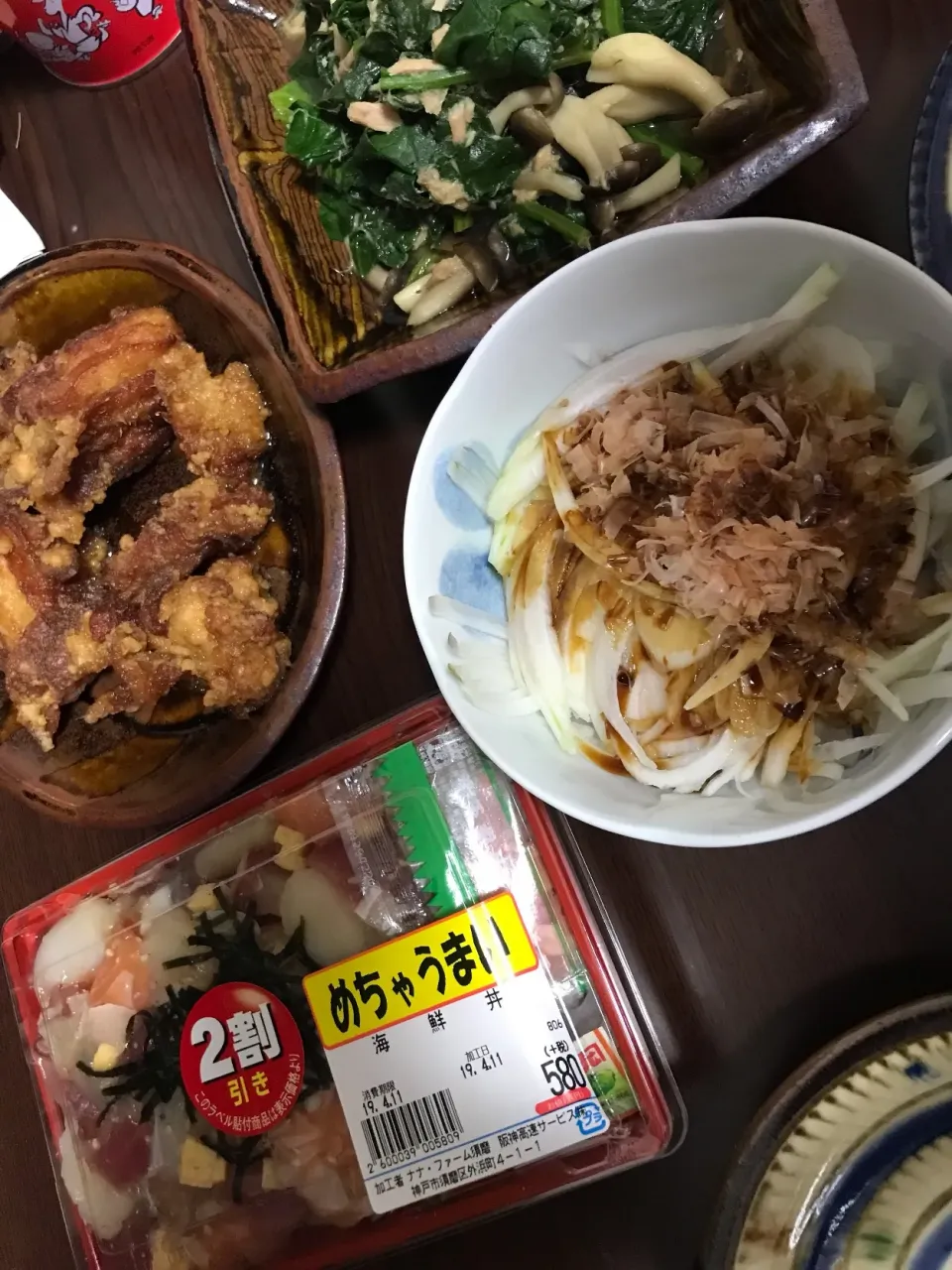 4月11日晩ご飯。2割引海鮮丼、2割引唐揚げ、ほうれん草のツナ煮、新玉ねぎスライス、お味噌汁。|あやさん