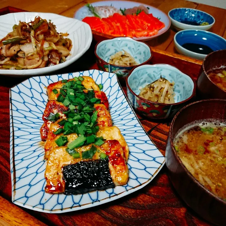 豆腐の磯辺焼き
豚肉の塩炒め
切干大根の酢の物
とろろ昆布のお味噌汁
お刺身

品数多い夕食🍴
豆腐の磯辺焼きが意外にごはんがススムくん‼️|むーさんさん