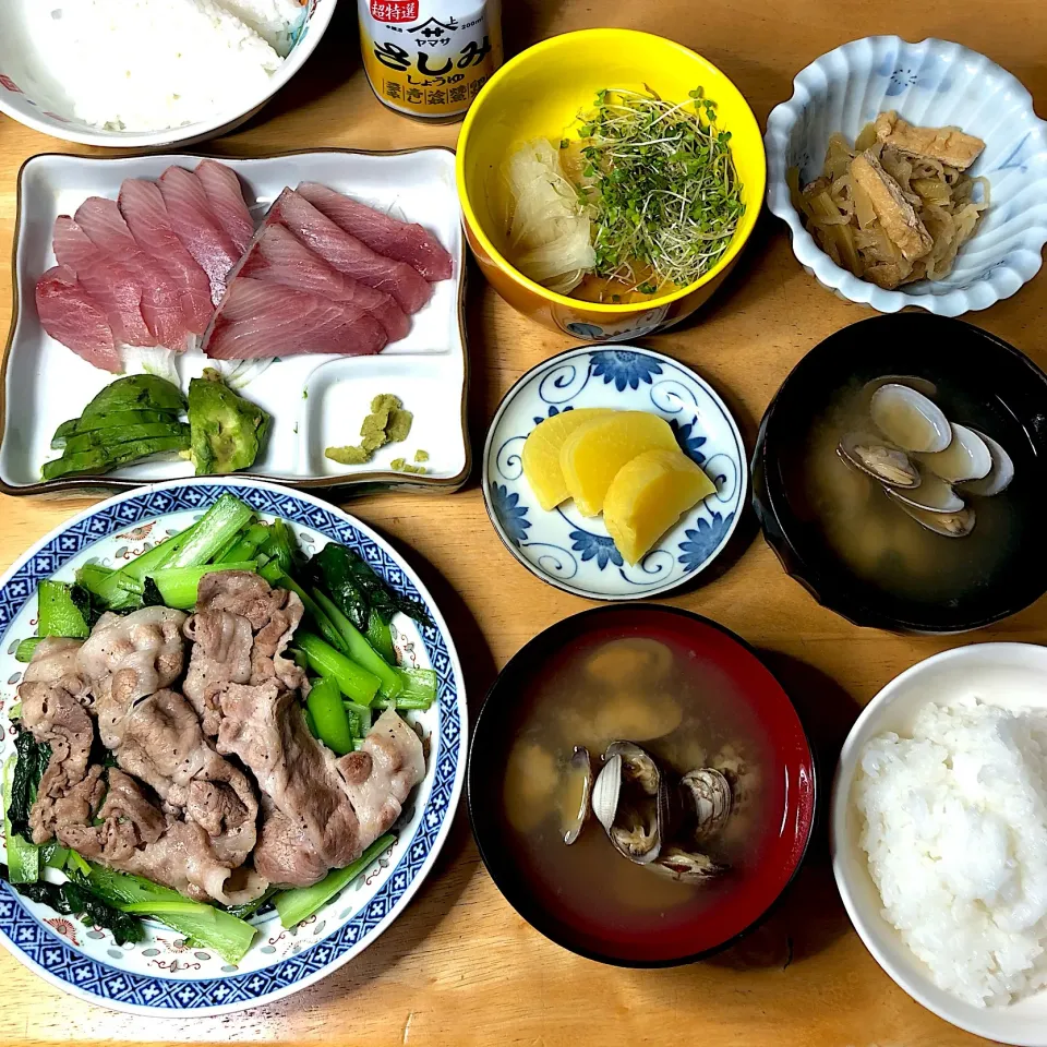 Snapdishの料理写真:天然ブリ(産地忘れ)🐟💙アサリ(熊本産)味噌汁|Makokoさん