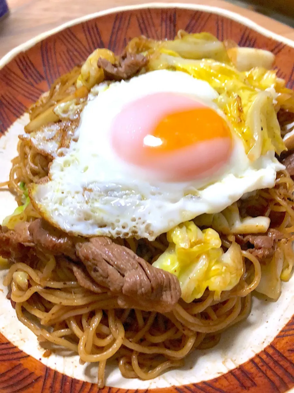 ラム肉焼きそば #春キャベツ #ラム肉 #焼きそばの麺 #目玉焼き|ミウトおかんさん