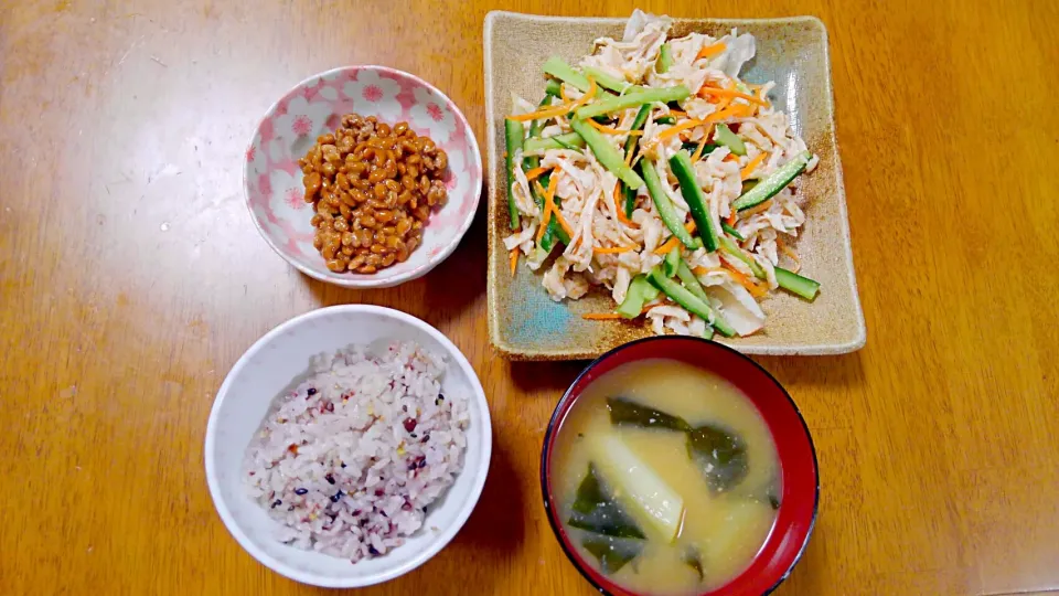 蒸し鶏きゅうり　納豆　ねぎとわかめのお味噌汁|いもこ。さん