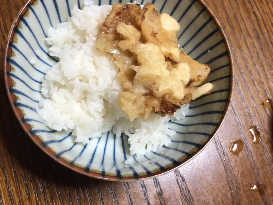 Snapdishの料理写真:玉ねぎのかき揚げ丼の食べかけ|純喫茶鷺沼さん