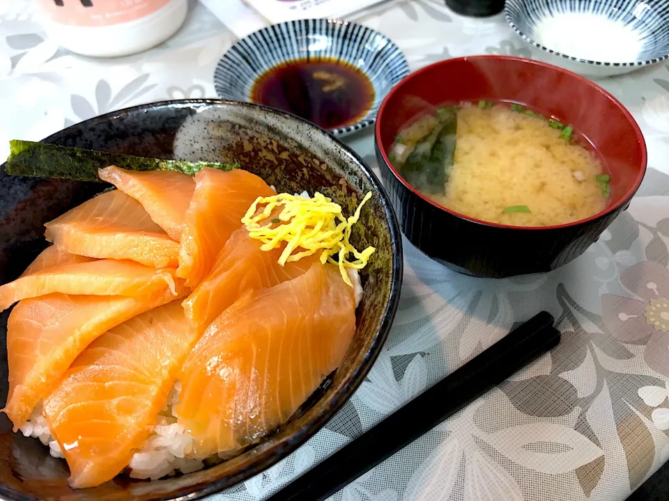 サーモン丼定食|桃果🥀さん