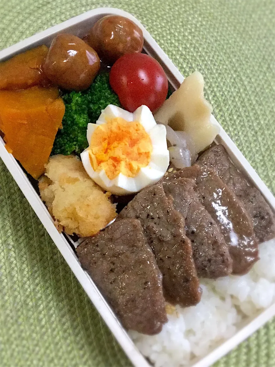 長女の中学弁当！
残りものいろいろ入れたらお弁当らしくなったようなならないような。。。|yukoさん